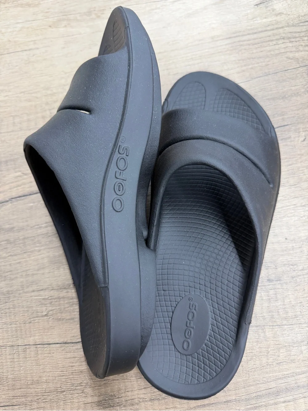 OOFOS Black Recovery Slide Sandals